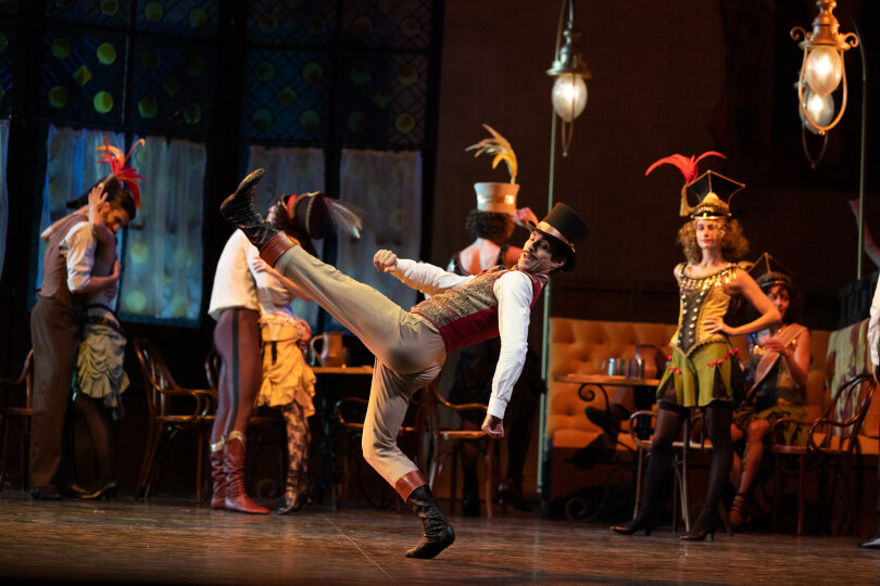 Le fameux cocher du prince, Bratfisch (ici dansé par Marc Moreau), était dans la vie un joyeux compère. Il agit ici comme une bulle d’air pleine d’humour dans un ballet à l’atmosphère sombre.