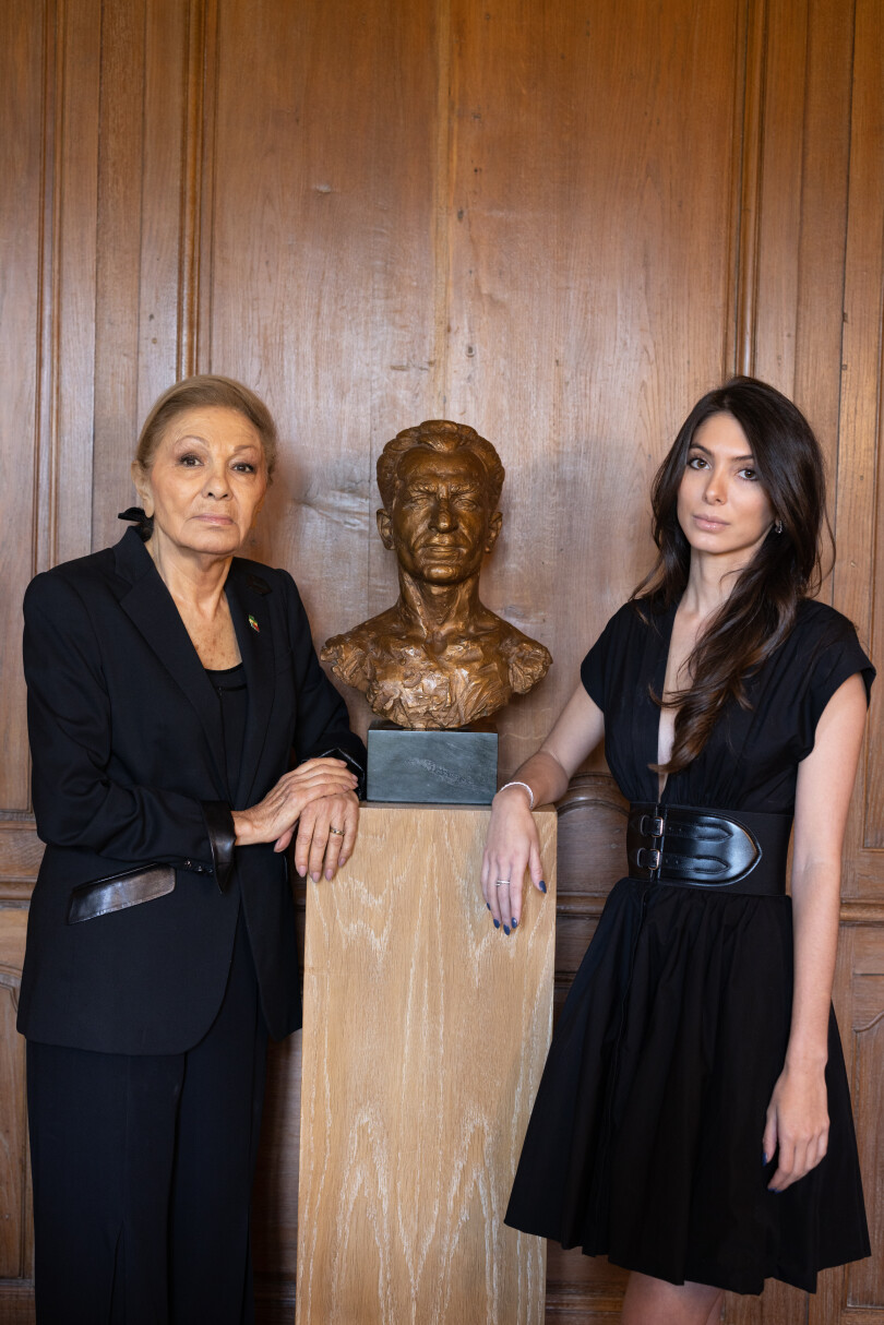 L’impératrice Farah et la princesse Noor, réunies à Paris. La petite-fille de la shahbanou s’est rendue à la manifestation organisée dans la capitale, dimanche 2 octobre 2022.