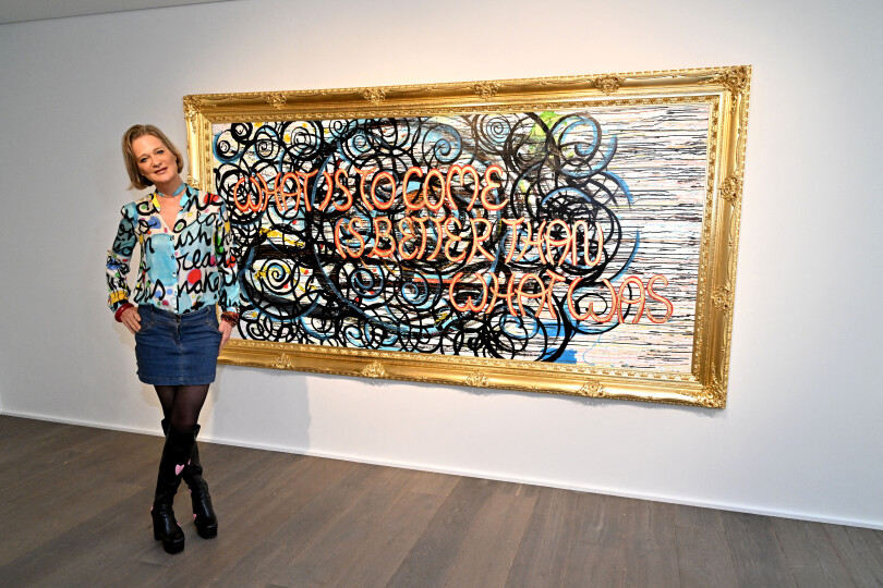 À Saint-Tropez, le 26 septembre 2022, la princesse Delphine pose à côté de l’œuvre phare et monumentale qui a donné son titre à l’exposition : What is to come is better than what was.