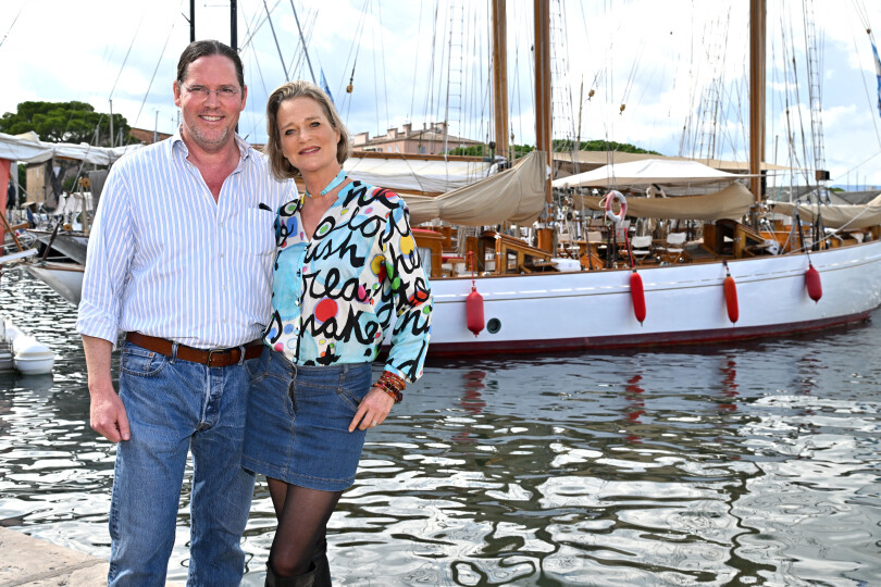 L’artiste et son mari, Jim O’Hare, sur le port de Saint-Tropez le 26 septembre 2022.