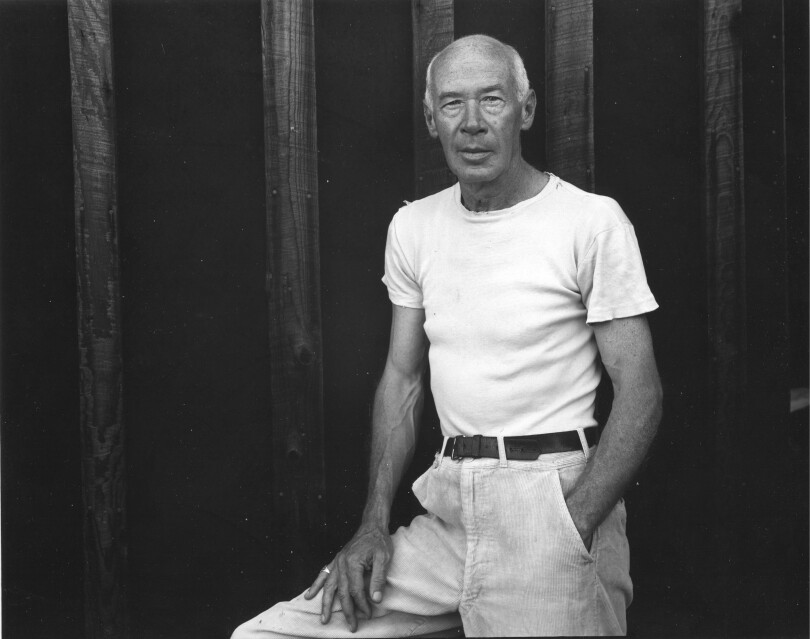 Le romancier et essayiste américain Henry Miller en Californie au milieu du XXe siècle.
