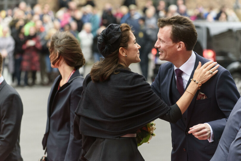 La princesse héritière Mary saluant son beau-frère le prince Joachim, lors de l'ouverture du Parlement, à Copenhague, le 6 octobre 2015.