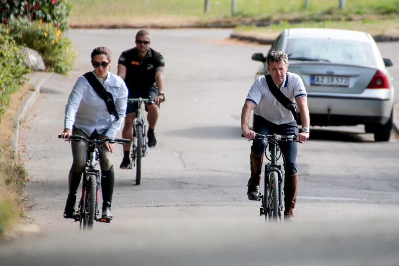 Frederik et Mary de Danemark lors de leurs vacances à Graasten, le 12 juillet 2018.