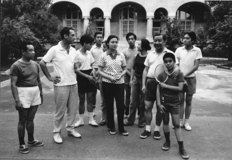 "Il aimait passer du temps en famille. Je me souviens bien de cette journée avec notre ami le journaliste Jean Lacouture. Nous avions joué au badminton."