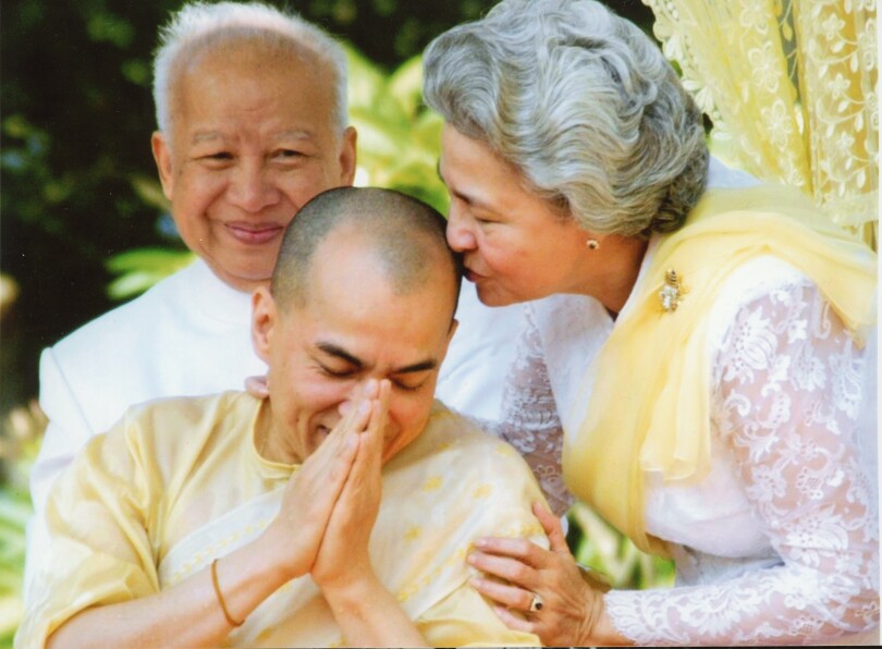 "Le roi père a choisi de transmettre la couronne à notre fils Sihamoni, le 28 octobre 2004. S’il a abdiqué, la transition s’est faite en douceur."