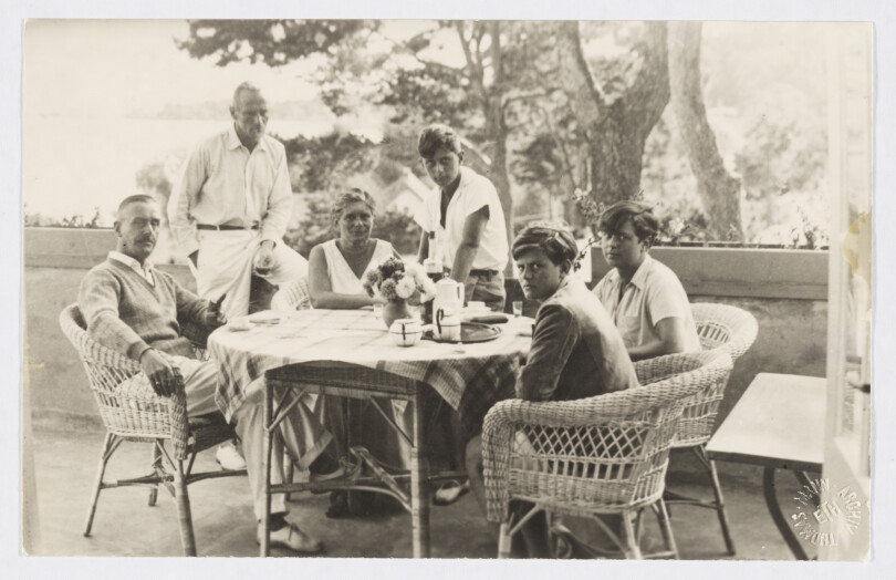 En 1933 et 1935, la famille Mann passe deux étés sur la Côte d’Azur, à Sanary-sur-Mer, pour fuir le régime nazi, avant de rejoindre la Suisse.