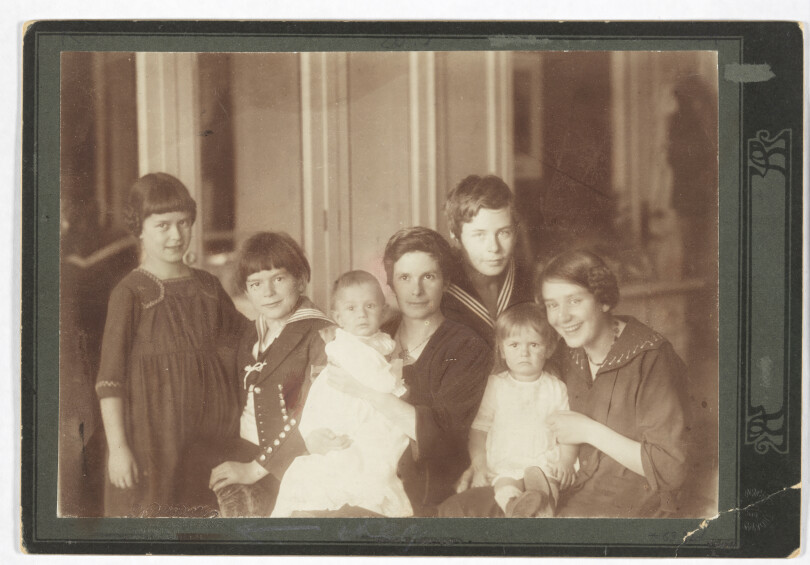 Katia Mann, l’épouse de l’écrivain allemand Thomas Mann, entourée de ses six enfants.