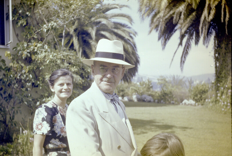 Thomas Mann, dans le parc de sa résidence californienne de Pacific Palisades, en 1946, avec sa fille Elisabeth. Dix ans plus tôt, c’est elle qui le décide à s’opposer publiquement à Hitler.