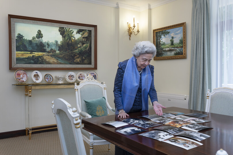 Deux jours avant la cérémonie, la reine Monineath nous a ouvert exceptionnellement ses archives personnelles.