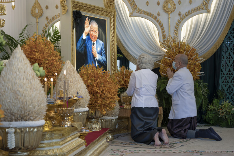 Le 15 octobre 2022, la reine Monineath du Cambodge et son fils le roi Sihamoni se recueillent en début de cérémonie face à l’autel de Norodom Sihanouk.