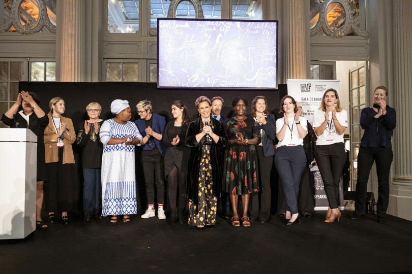 La grande-duchesse de Luxembourg entourée de l'équipe de Stand Speak Rise Up ! et de cinq survivantes, à la tribune du salon impérial.