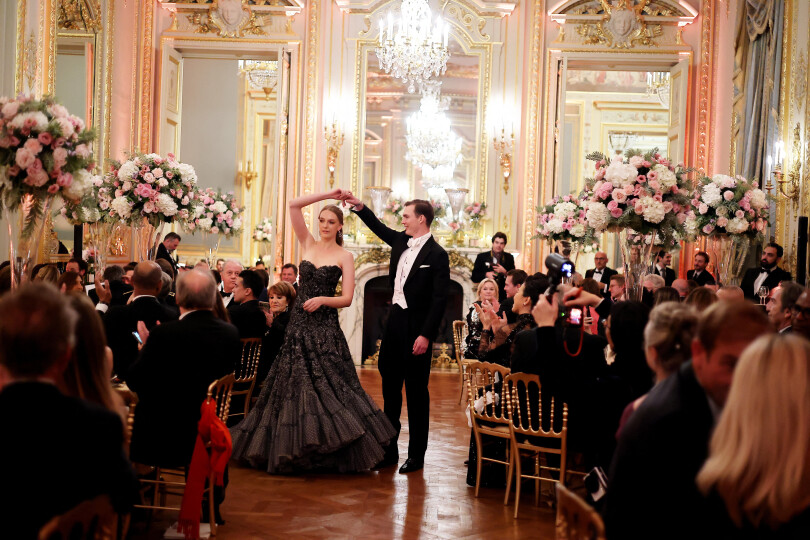 ’archiduchesse Sophia de Habsbourg-Lorraine esquisse un pas de danse avec son cavalier, le prince Leopold de Baden, lors du Bal des débutantes 2022.