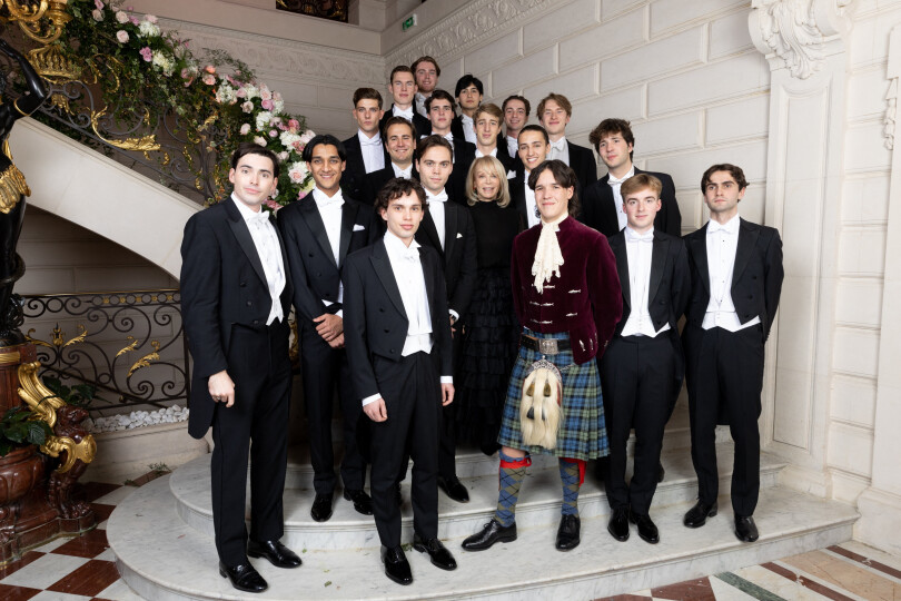 "Les garçons prennent du galon !", note Ophélie Renouard, organisatrice du Bal, entourée des dix-huit cavaliers, avec au premier plan le jeune Archie Campbell, marquis de Lorne, aux couleurs de son clan.
