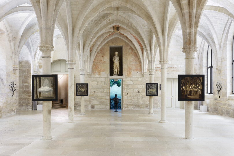 Vue des trois nefs de la grande salle du collège des Bernardins où Laurent Grasso a accroché ses peintures.
