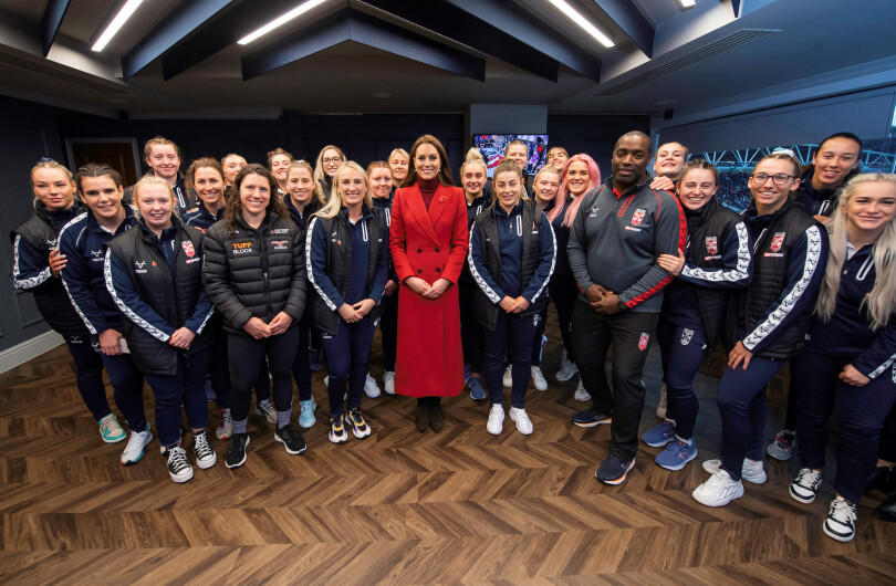 Kate pose aux côtés des joueuses de l'équipe d'Angleterre de rugby à XIII, au DW Stadium, à Wigan, le 5 novembre 2022.