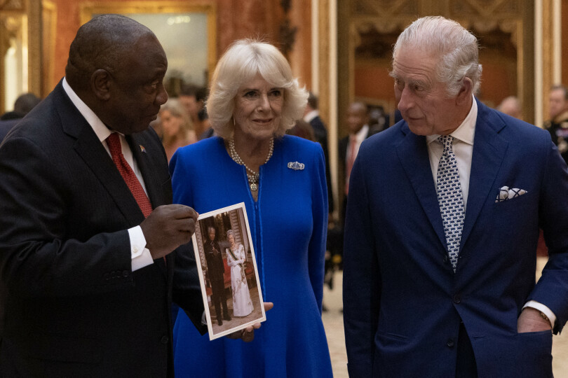 Le roi et la reine consort vont visiter la Picture Gallery à Cyril Ramaphosa, le 22 novembre 2022. Le chef de l'État sud-africain tient dans ses mains un portrait de la reine Élisabeth II avec Nelson Mandela.