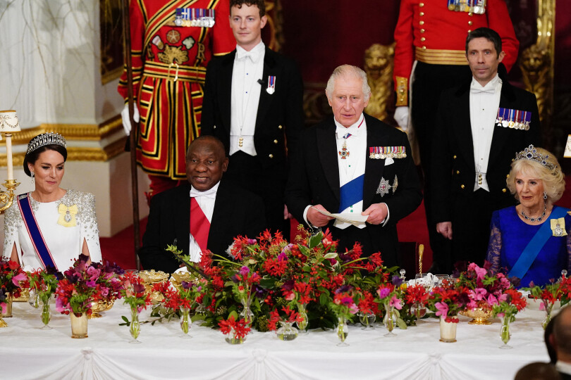 Charles III, Camilla, Kate et Cyril Ramaphosa lors du dîner d'État en l'honneur du président sud-africain, à Buckingham, le 22 novembre 2022.