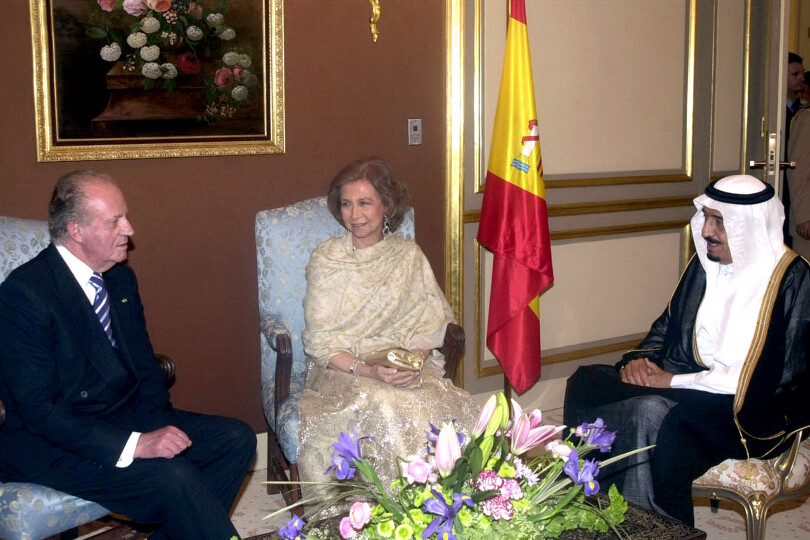 Le roi Juan Carlos et Sophie d'Espagne en discussion avec le prince Salmane ben Abdul Aziz Al Saud, lors de leur voyage en Arabie saoudite de 2006.