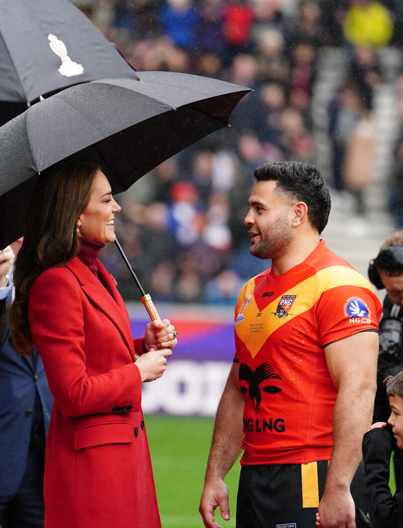Kate et Rhyse Martin, capitaine de l'équipe de rugby à XIII de Papouasie-Nouvelle-Guinée, au DW Stadium à Wigan, le 5 novembre 2022.
