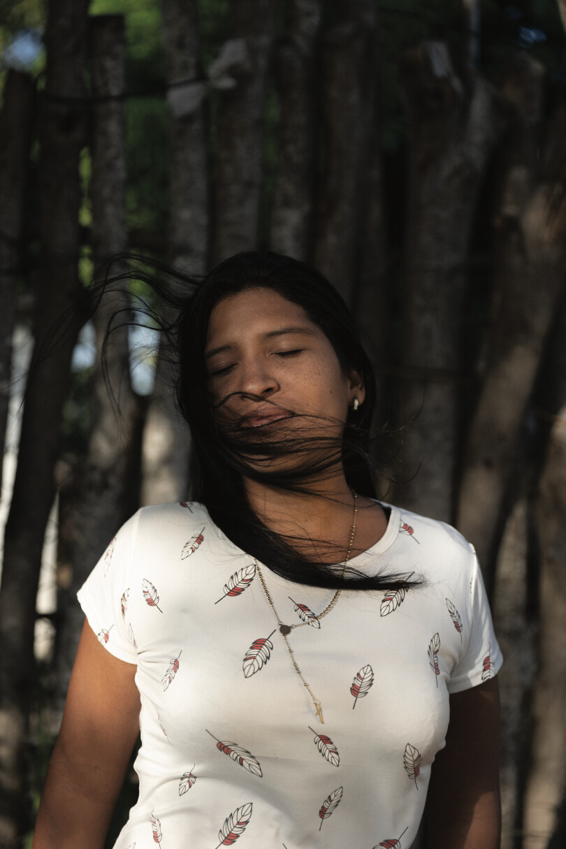Karelis Rivas pose pour Fabiola Ferrero pour un portrait dans sa maison de Campo Alegría, un camp pétrolier à Lagunillas, Zulia, au Venezuela où vit son père. Son père a été licencié pendant la grève du pétrole en 2002, bien qu'il n'y ait pas participé.
