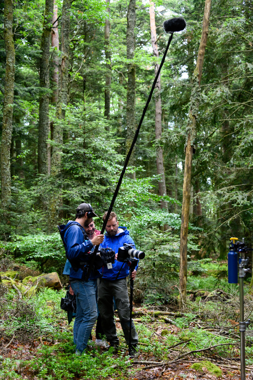 Le preneur de son armé de sa perche et le caméraman du studio Laurent Grasso songent déjà au making of en enregistrant le tournage.