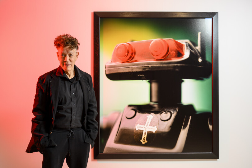 Andres Serrano à la galerie Nathalie Obadia à Paris pour son exposition lors de Paris Photo 2022.
