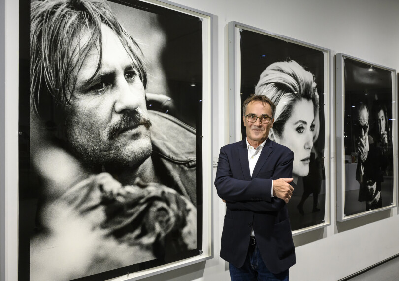 Luc Roux dans son exposition "Le cinéma au cœur, des années Studio aux plateaux de tournage" à la Fondation Jérôme Seydoux-Pathé lors de Paris Photo 2022.