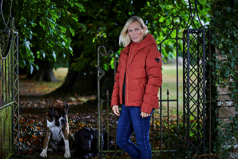 Accessible même en tant que mannequin pour la marque de vêtements "Musto", Zara Tindall pose à côté de son boxer Sway, en communion avec la nature. Octobre 2022.
