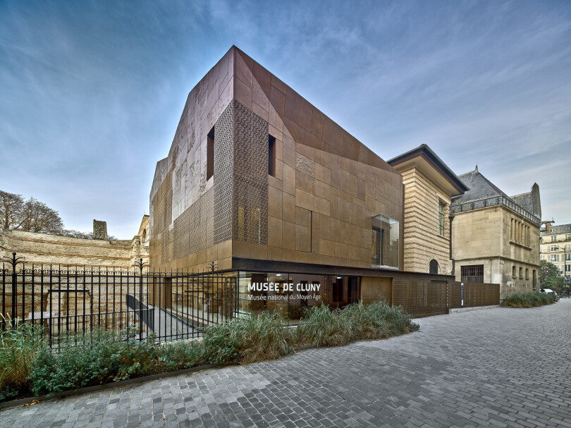 Les façades du nouveau bâtiment, conçu par l’architecte Bernard Desmoulin, sont constituées de larges aplats de guipures métalliques reprenant un motif présent dans la dentelle de pierre de la chapelle de l’hôtel médiéval.