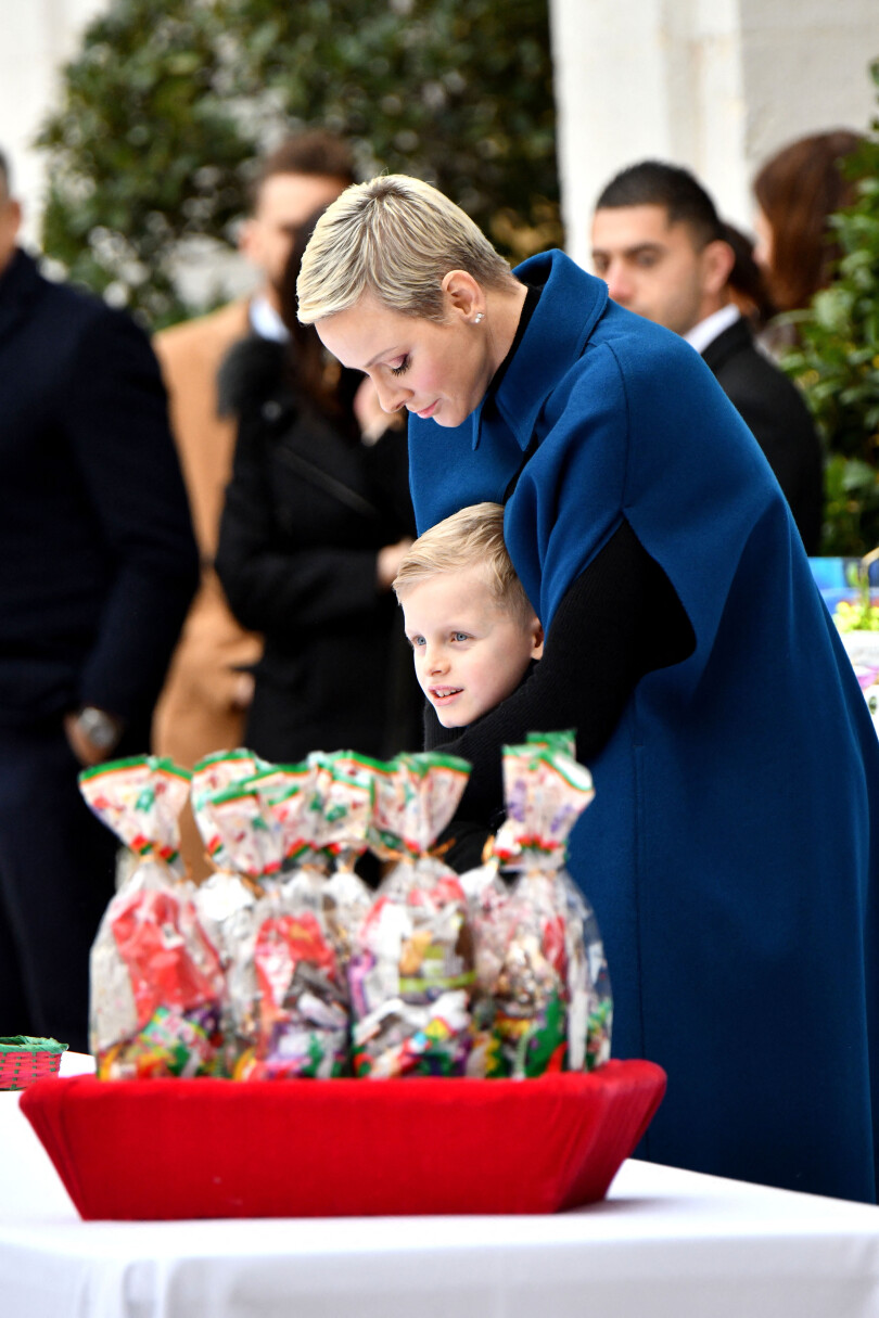 Moment de tendresse entre la princesse Charlène et Jacques, malgré l’agitation environnante.