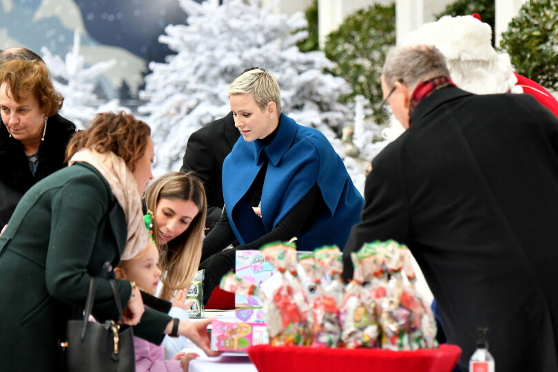 Agés de 5 à 12ans, les petits Monégasques défilent devant la princesse Charlène, toute à sa joie de gâter les bambins de la Principauté.