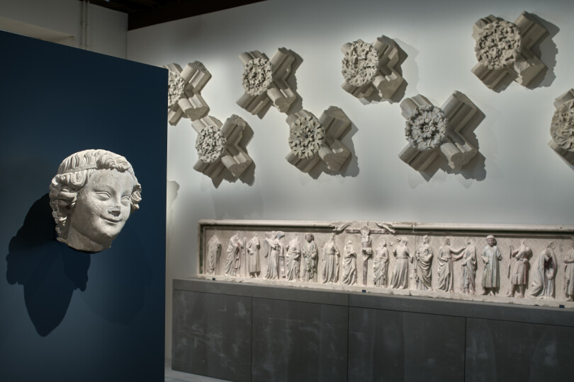 Derrière cette Tête d’ange, XIIIe, provenant de l’église Saint-Louis de Poissy, des clés de voûte du collège de Cluny et le Retable de Saint-Germer-de-Fly, vers 1265.