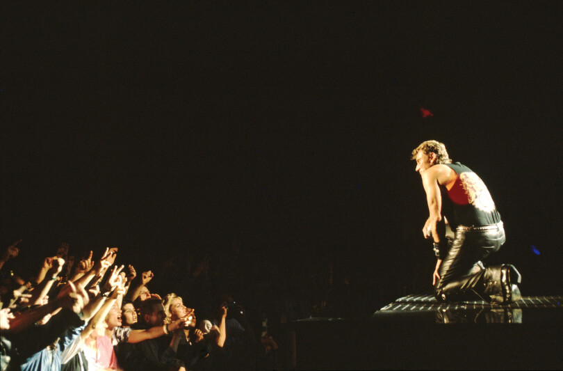 Johnny Hallyday déchaîne les passions sur la scène de Bercy en 1992. Rien n’est trop beau pour ce showman hors pair : sur Gabrielle, il entre en scène en Harley-Davidson.