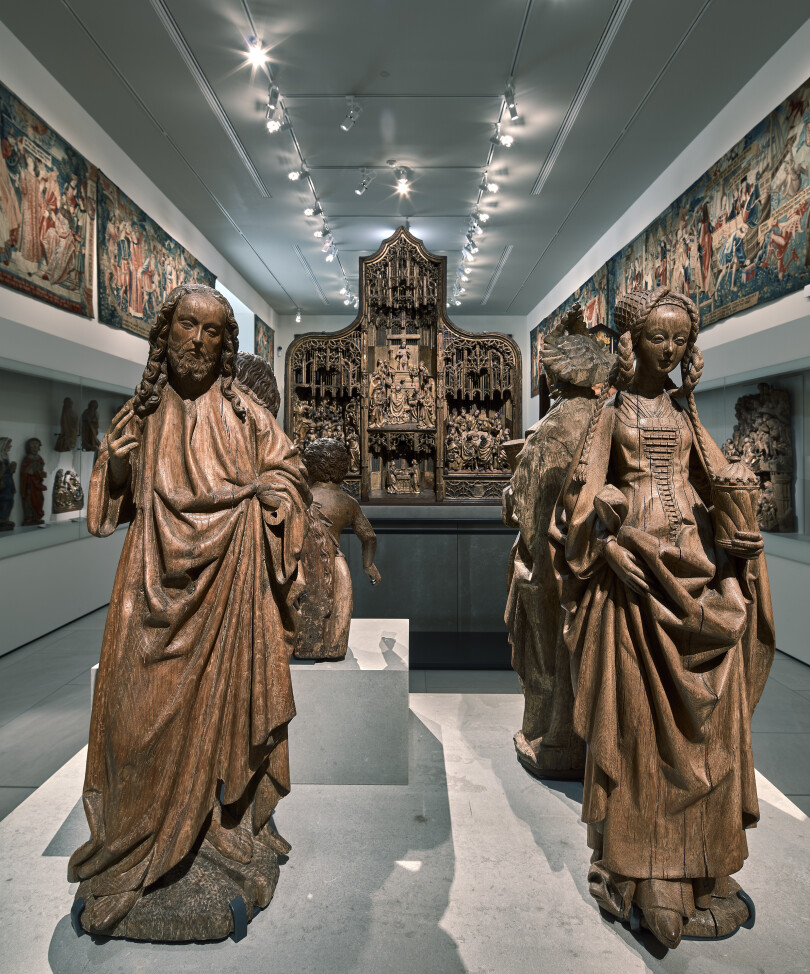 Au premier plan, Christ bénissant, Louvain, dernier quart du XVe, Sainte Marie-Madeleine, attribuée à Jan Borman I, fin XVe. Au fond, le Retable du Saint-Sacrement d’Averbode (1514).