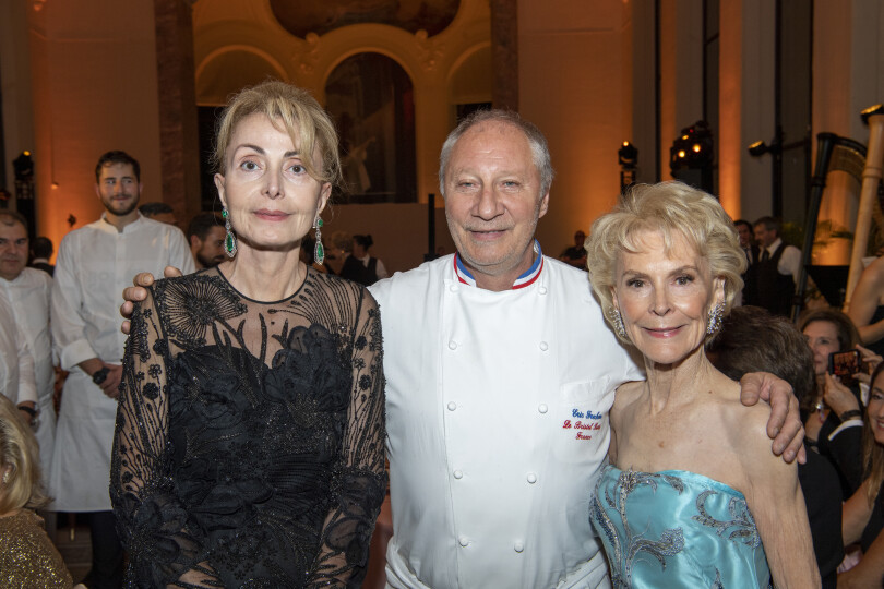 Le chef étoilé Éric Frechon, entouré de la philanthrope Sana H. Sabbagh et d’Elizabeth Stribling, présidente du conseil d’administration de la FHS.