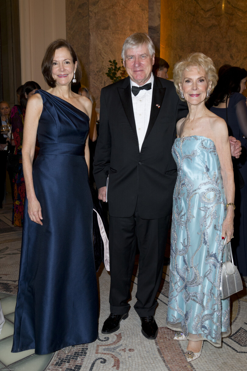 S. E. l’ambassadrice des États-Unis en France, Denise Campbell Bauer, Denis de Kergolay, président de la FHS, et Elizabeth Stribling, présidente du conseil d’administration de la FHS.