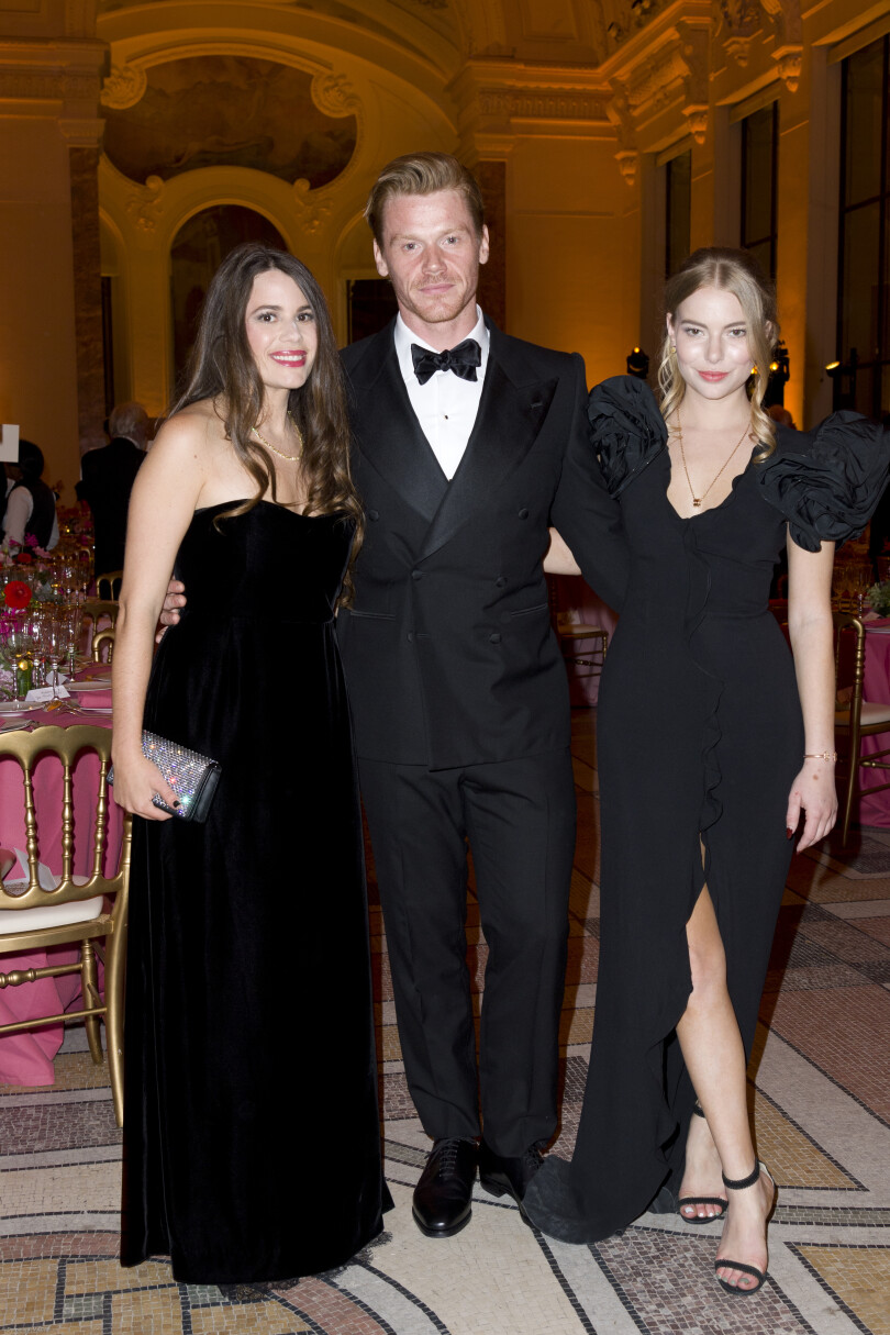 Les sœurs Rachel et Danielle Lauder, actrice, deux des arrière-petites-filles d’Estée Lauder et filles de William Lauder (également présent ce soir-là), entourent Martyn Lyons.