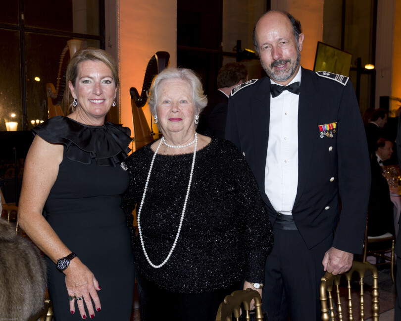Claire Labic Giscard d’Estaing, directrice de Clearance Groupe, et son époux, l’homme politique Louis Giscard d’Estaing, entourent la princesse Marie-Sol de La Tour d’Auvergne, présidente émérite de la FHS.