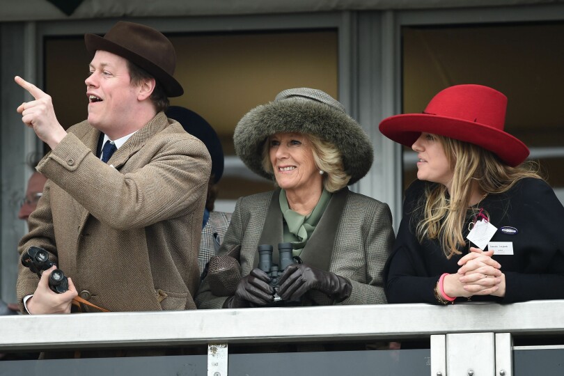 Camilla assiste avec ses deux enfants, Tom Parker Bowles et Laura Lopes, aux courses à Cheltenham, en mars 2015.