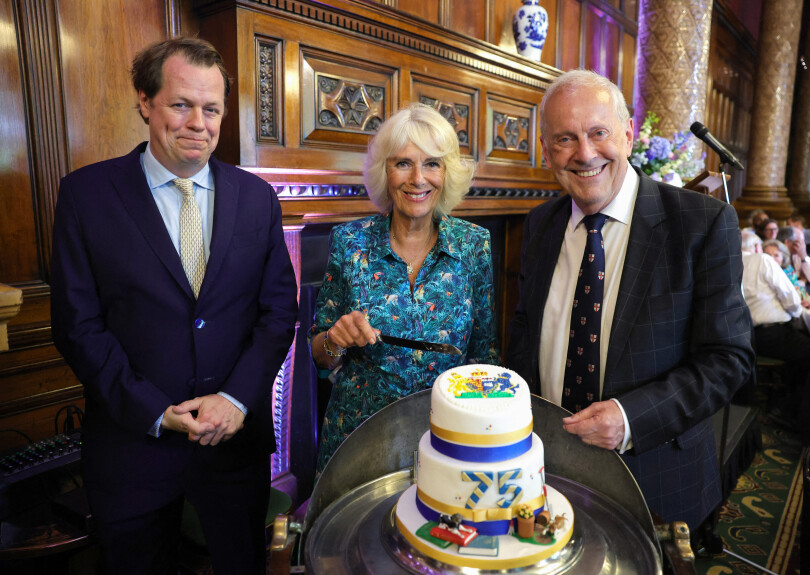 Camilla entourée de l'écrivain Gyles Brandreth et de son fils Tom Parker Bowles, lors du Oldie Luncheon organisé au National Liberal Club, à Londres, le 12 juillet 2022.