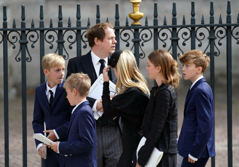 Tom Parker Bowles assiste aux funérailles d'Élisabeth II le 19 septembre 2022 en compagnie des cinq petits-enfants de Camilla.
