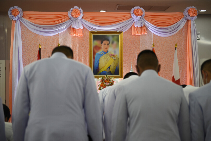 Devant une photo de la princesse Bajrakitiyabha accrochée au Chulalongkorn hospital de Bangkok, ou elle est soignée, des officiels prient et déposent des mots d'encouragements.