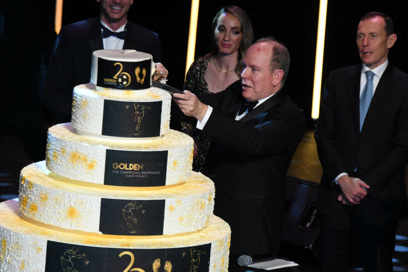 Albert II découpant la première part de l'incroyable pièce montée.