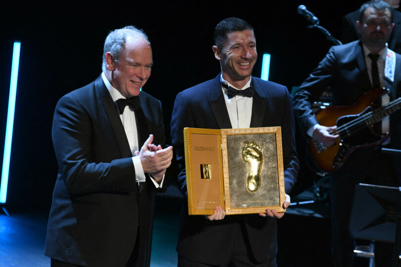 Albert II remet le Golden Foot au footballer polonais Robert Lewandowski.