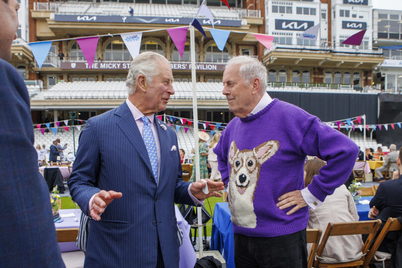 Gyles Brandreth peut se targuer de côtoyer les membres de la famille royale,  dont le roi Charles III et la reine Camilla.