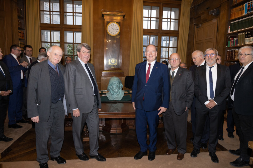 Le prince Albert II présente un buste de son trisaïeul, entouré de Xavier Darcos, chancelier de l’Institut de France, Laurent Petitgirard et Antoine Triller, secrétaires perpétuels des Académies des Beaux-Arts et des Sciences.