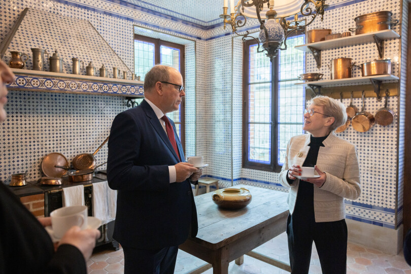 Le prince visite les cuisines de la demeure en compagnie de Martine Le Blond-Zola, vice-présidente de l’association Maison Zola – Musée Dreyfus et arrière-petite fille de l’écrivain.