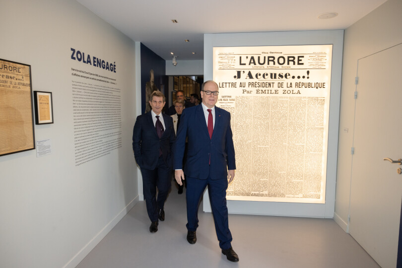 Albert de Monaco avec Louis Gautier, président de l’association, dans le musée consacré à Alfred Dreyfus.
