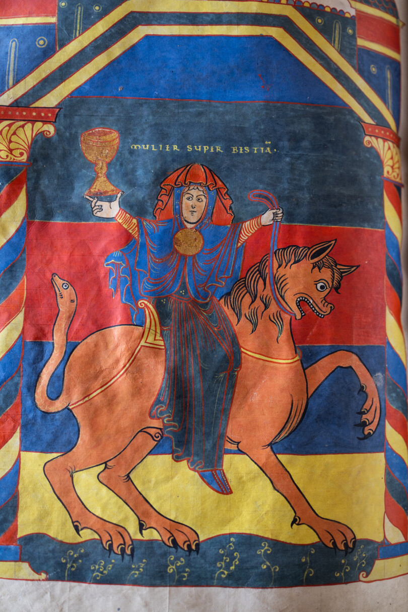 La prostituée Babylone qui usurpe les attributs de l’Église.