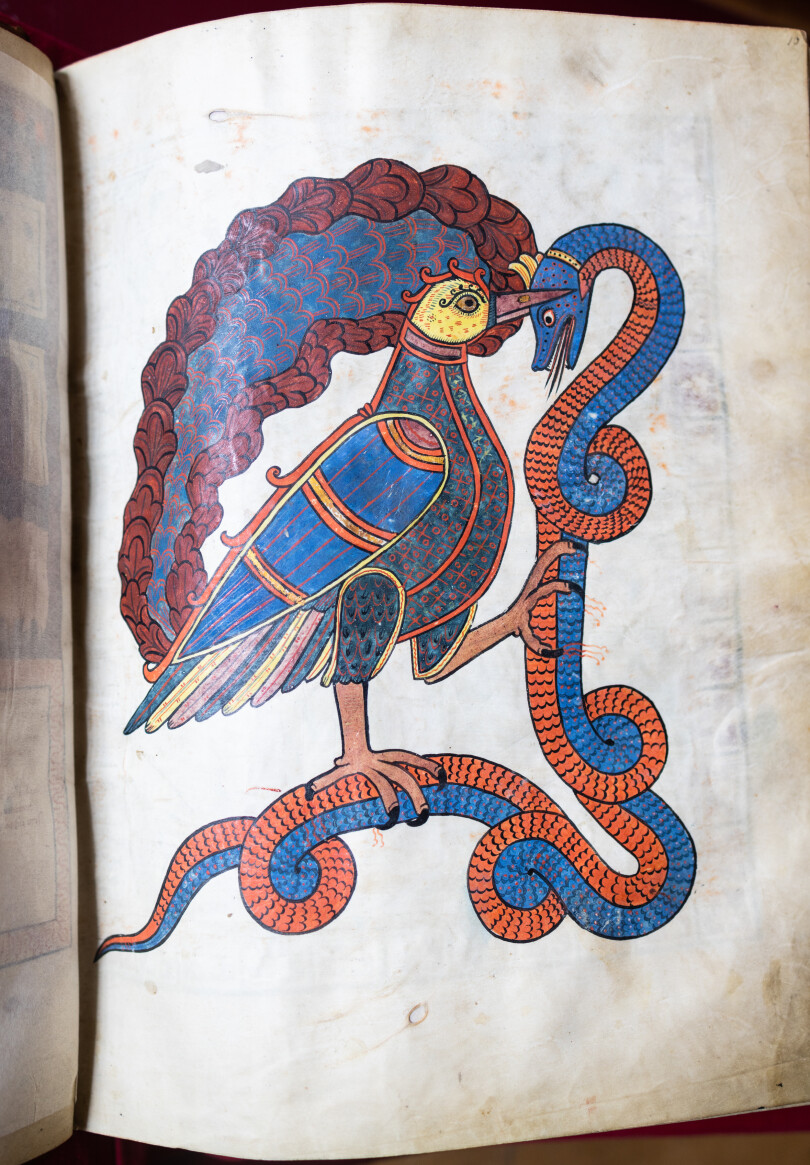 Le paon maîtrisant le serpent, c’est-à-dire le bien ayant raison du mal.